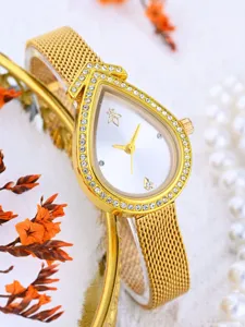 Goldene Damen Quarzuhr mit tropfenförmigem Strasslünette und Mesh-Armband Detail.