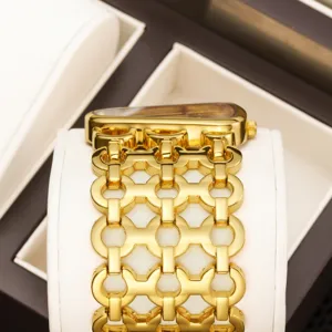 Luxe gouden kwartshorloge voor dames met stijlvolle schakelarmband en elegante kleine wijzerplaat.
