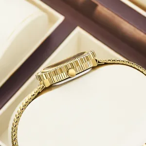 Reloj cuarzo mujer oro con correa malla y caja acanalada elegante vista lateral principal
