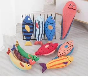 Kleurrijke pluche vis kat speelgoed set met schattige patronen en metalen rek voor huisdieren.