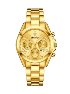 Detail du cadran de montre chronographe en acier inoxydable dore et bracelet en metal.