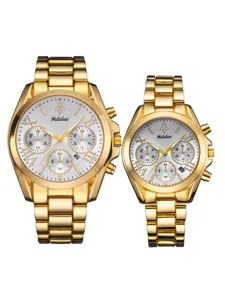 Ensemble de montres de couple en acier inoxydable doré avec cadrans chronographes blancs.
