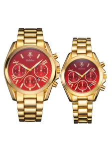 Gros plan détail de la montre chronographe dorée avec cadran rouge et chiffres.