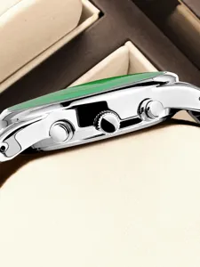 Detaillierte Seitenansicht einer Luxus-Herren-Chronographenuhr mit poliertem Stahlgehäuse.