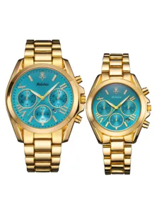 Montres de couple dorées de luxe avec cadran cyan et design chronographe élégant.