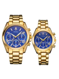 Vue de studio détaillée de montres de couple plaquees or avec des cadrans bleus remarquables.