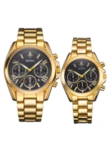 Vue détaillée de montres de couple dorées avec cadrans noirs, chiffres romains et chronographe.