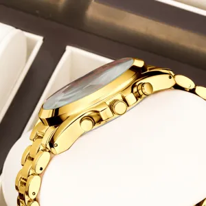 Montre chronographe femme dorée vue de côté, montre bracelet de luxe élégante pour dames.