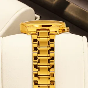 Goldenes Metall Herrenuhr Nahaufnahme Luxus Business Edelstahl Armbanduhr Display