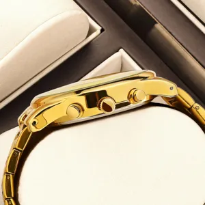 Luxus vergoldete Chronograph Herrenuhr, elegantes Edelstahlgehäuse mit stilvollem Zifferblatt.