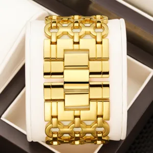 Luxe gouden kwartsdameshorloge met stijlvolle geometrische schakelarmband en elegante wijzerplaat.