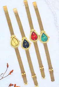 Nahaufnahme Detail der luxuriösen Tropfen Quarz Damen Uhr mit Diamant Lünette und Mesh Armband.