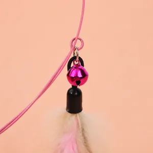Jouet pour chat baguette interactive avec cloche en métal rose et douces plumes.
