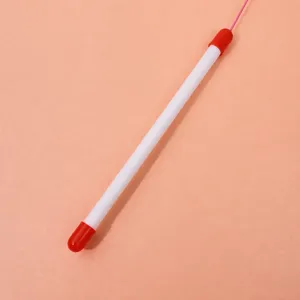 Jouet interactif pour chat baguette taquine avec baton blanc pour chatons joueurs.