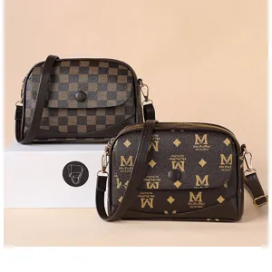 Sacs à bandoulière marron à carreaux et monogrammés pour femmes, élégants et pratiques.
