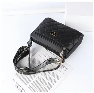 Sac à bandoulière noir matelassé avec large sangle, design tendance pour femmes.