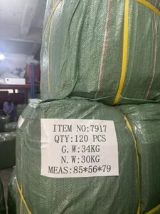 Vista detallada en almacén de bolsos empaquetados en fardos verdes con etiqueta.