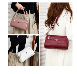 Vue détaillée du sac à bandoulière élégant pour femmes montrant la texture et la bandoulière