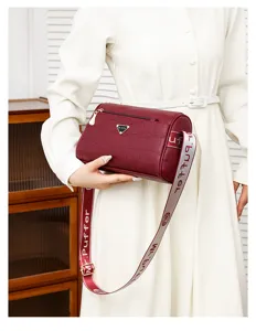 Sac à bandoulière élégant pour femme en rouge avec motif crocodile, grand sac cabas décontracté.