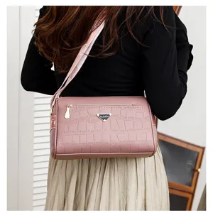 Sac à bandoulière élégant pour femme avec plusieurs fermetures éclair et design texturé.