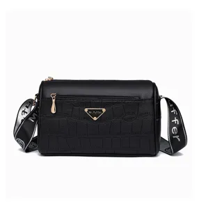 Sac à bandoulière noir effet crocodile pour femme, design zippé multicouche avec bandoulière élégante.
