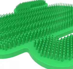 Nahaufnahme von grünem Silikon-Kaktus-Katzenkratzbürsten-Detail, weiche Borsten.