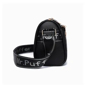 Vue détaillée de la sangle de sac à bandoulière noir pour femme au design élégant.