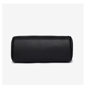 Vue détaillée du fond de sac en cuir noir présentant de fines coutures et une belle finition.