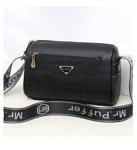 Sac à bandoulière noir pour femme motif croco avec zippés multiples et large sangle.
