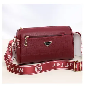 Sac à bandoulière rouge pour femme, zips multiples avec large sangle et motif gaufré.