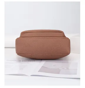 Vue détaillée du sac bandoulière en toile marron mettant en valeur le tissu et la forme.