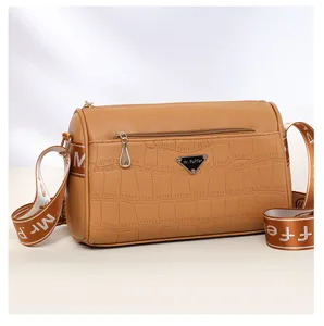 Élégant sac bandoulière marron effet croco avec plusieurs compartiments zippés et logo.