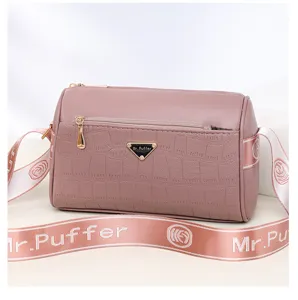 Sac épaule cylindrique mauve texturé crocodile avec fermetures éclair et sangle logotée.