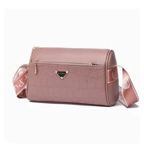 Sac à bandoulière élégant pour femme avec motif croco et fermetures éclair multiples.