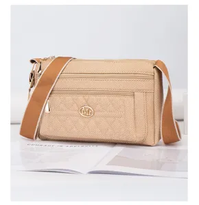Vue détaillée du sac bandoulière en toile style coréen avec fermetures éclair et large sangle.