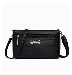 Borsa a tracolla nera con stampa coccodrillo da donna, elegante design di dettaglio con più tasche.