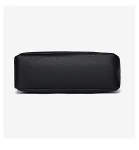 Vista dettagliata del fondo della borsa in pelle nera classica, accessorio da donna elegante.