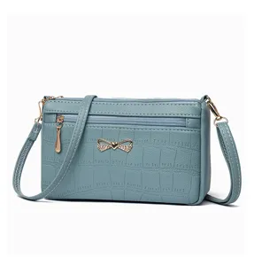 Elegante borsa a tracolla con stampa coccodrillo, zip multiple e grazioso fiocco in strass.