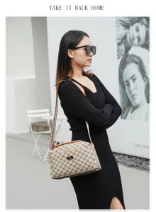 Sac bandoulière pour femme imprimé tendance avec motif monogramme classique et garniture en cuir.