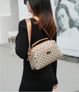 Sac à bandoulière pour femme à grande capacité avec imprimé monogramme tendance chic.