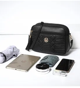 Sac bandoulière en cuir matelassé noir avec chaîne et logo M en métal, élégant sac à main.