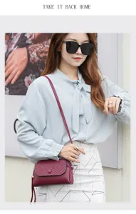 Vue détaillée d'un élégant mini sac bandoulière bordeaux avec texture serpent et rabat chic.
