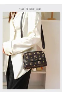 Sac bandoulière élégant en cuir marron pour femme avec imprimé monogramme chic et mode.