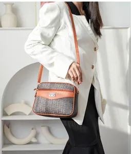 Elegante Damen Umhängetasche mit klassischem Monogramm-Muster und vielseitigem Design.