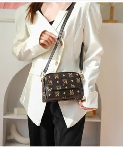 Élégant sac à bandoulière en cuir monogrammé marron pour femme, sac à main tendance et chic.