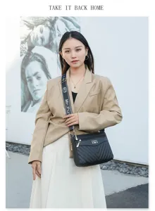 Stylish women crossbody bag with quilted V-pattern, wide strap and spacious capacity for daily.