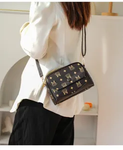 Sac à bandoulière élégant pour femme avec motif monogramme classique et fermeture à rabat chic.