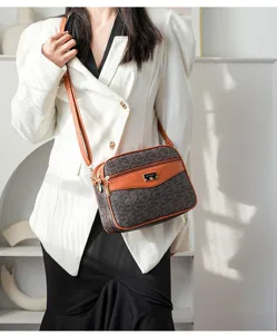 Einfashionige Damen Umhängetasche mit Monogramm Muster, eleganter Stil für den Alltag.