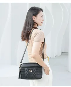 Sac bandoulière noir matelassé pour femme avec élégant pompon et logo M en métal