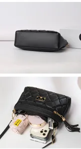 Schwarze gesteppte PU Leder Umhängetasche mit Kette und Quaste. Innenraum und Detailansicht.